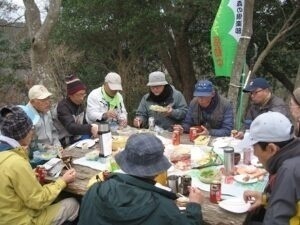 「神戸市布引・世継山活動地」での山頂懇親会