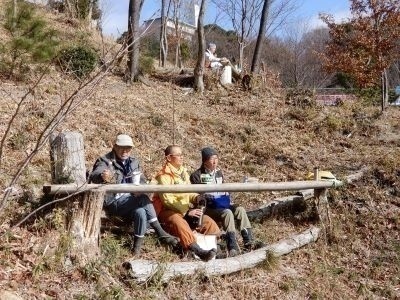 神戸市君影小学校学校林活動地の暖かな日差しの中での和やかなお弁当風景