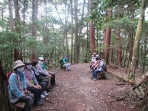 「多可の森健康ウォーキング」の為に作りましたベンチでくつろいでおられるハイカー