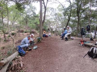 コロナ禍のもとでの昼食風景(スペース確保)